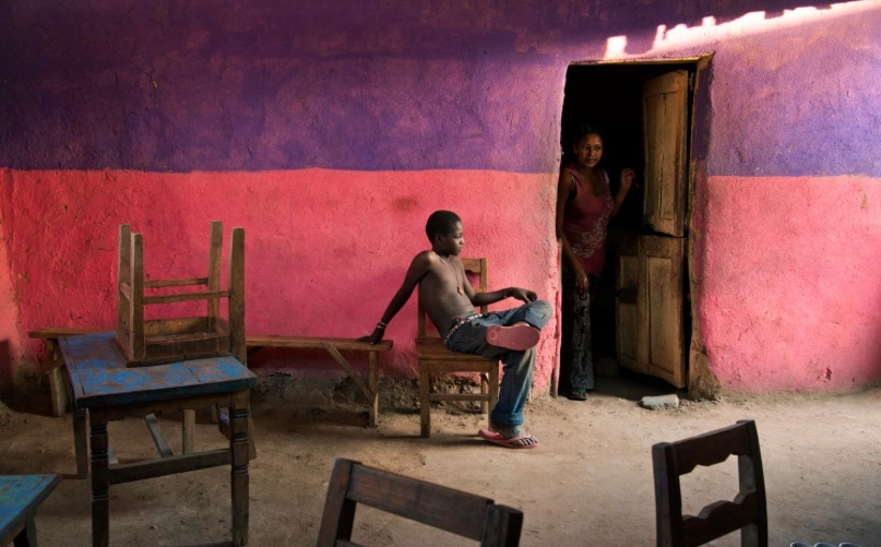 Steve Mccurry Un ragazzo seduto su una sedia, Omo Valley, Ethiopia,2013